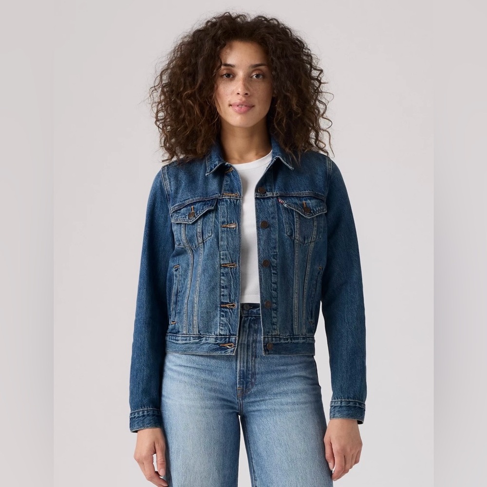 ⭐️Host Pick⭐️ Levi’s Classic Denim Trucker Jacket Slim fit Women’s Small NWOT